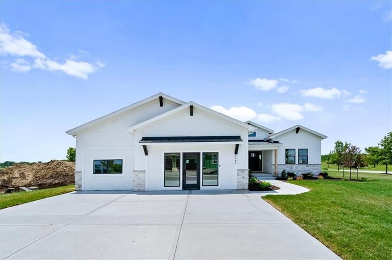 4484 Tee Box Dr, Basehor, KS 66007