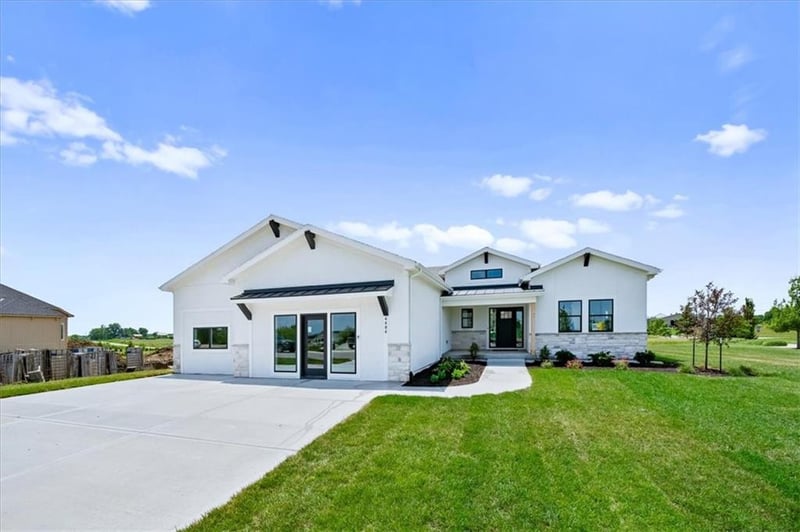 4484 Tee Box Dr, Basehor, KS 66007