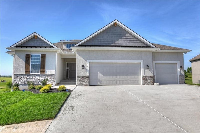 4484 Tee Box Dr, Basehor, KS 66007