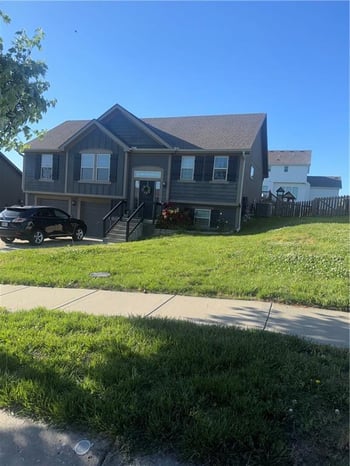 8932 NE 116th Pl, Kansas City, MO 64157