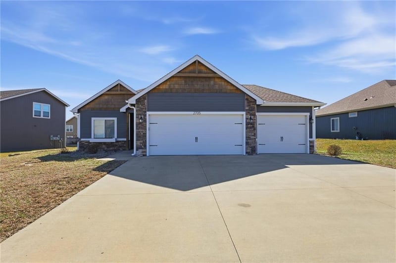 2705 Chasehire Dr, Lawrence, KS 66046