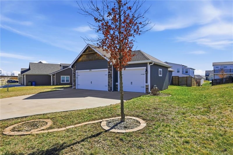 2705 Chasehire Dr, Lawrence, KS 66046