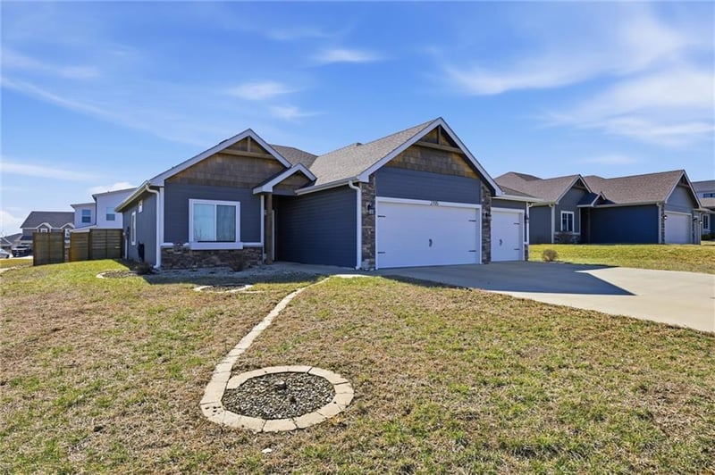 2705 Chasehire Dr, Lawrence, KS 66046