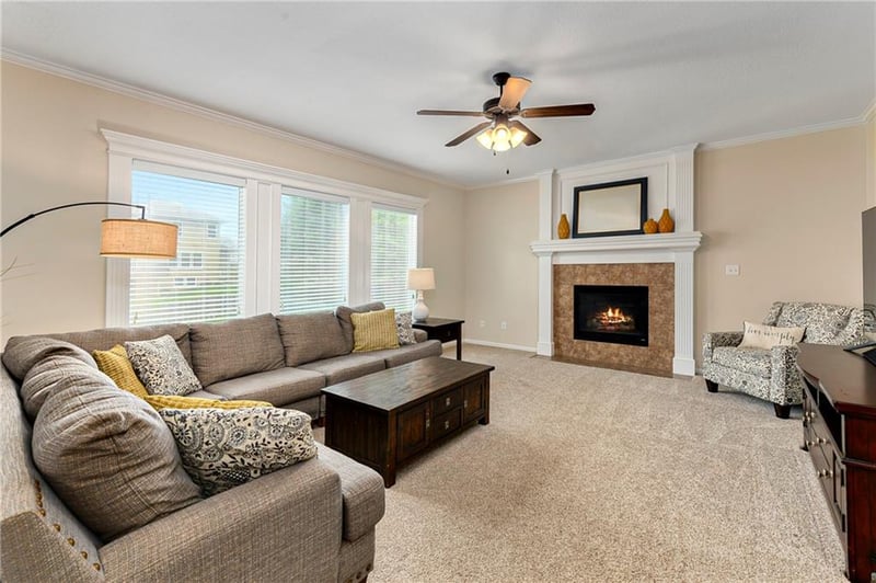 327 SE Highland Park Dr, Lee's Summit, MO 64063