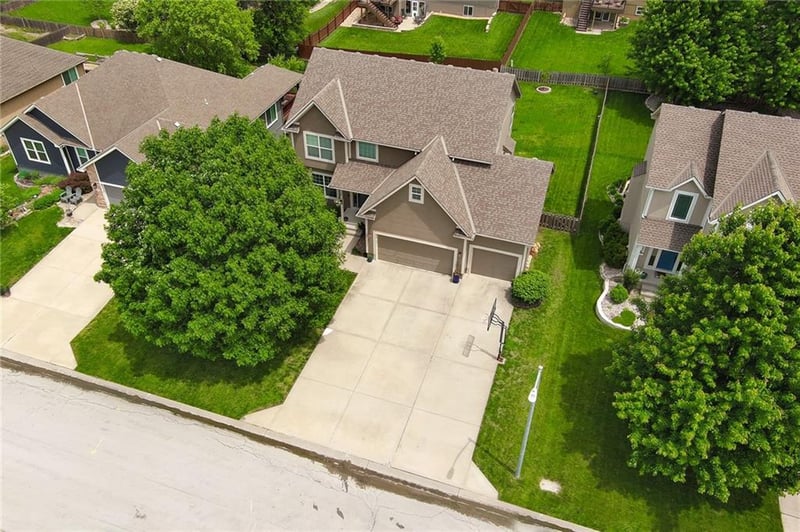 327 SE Highland Park Dr, Lee's Summit, MO 64063