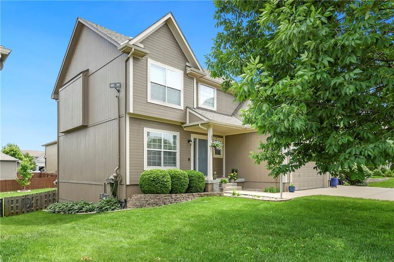 327 SE Highland Park Dr, Lee's Summit, MO 64063