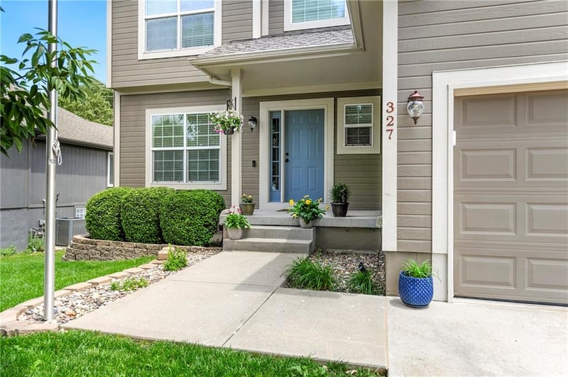 327 SE Highland Park Dr, Lee's Summit, MO 64063