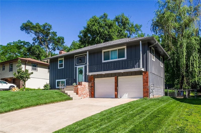 406 90th St, Kansas City, MO 64131
