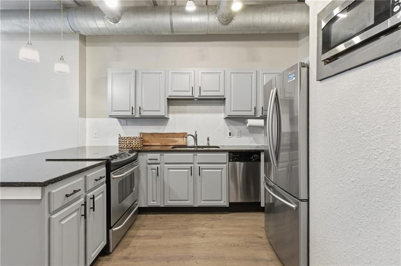 321 W 7th St #402, Kansas City, MO 64105