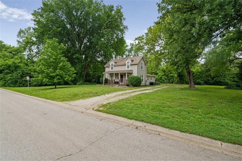 321 Springdale Ave, Bonner Springs, KS 66012