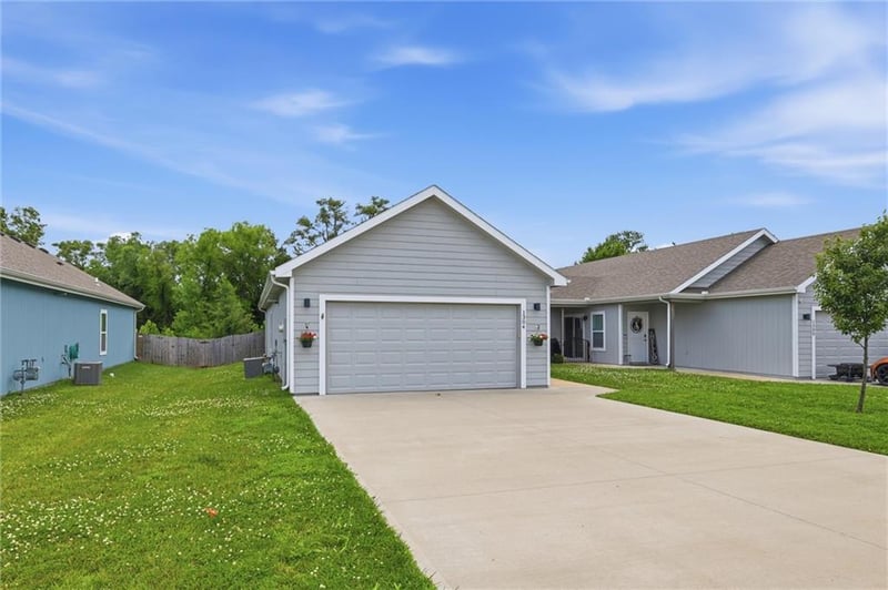 1304 Joles Dr, Tonganoxie, KS 66086