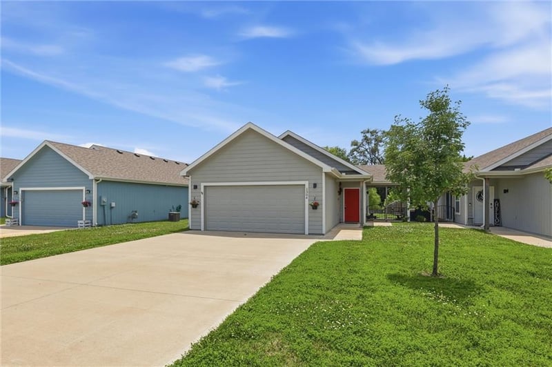 1304 Joles Dr, Tonganoxie, KS 66086