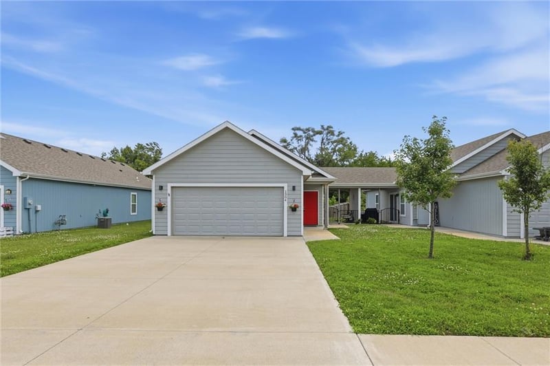 1304 Joles Dr, Tonganoxie, KS 66086