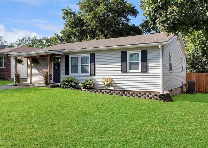 726 Broadway St, Higginsville, MO 64037