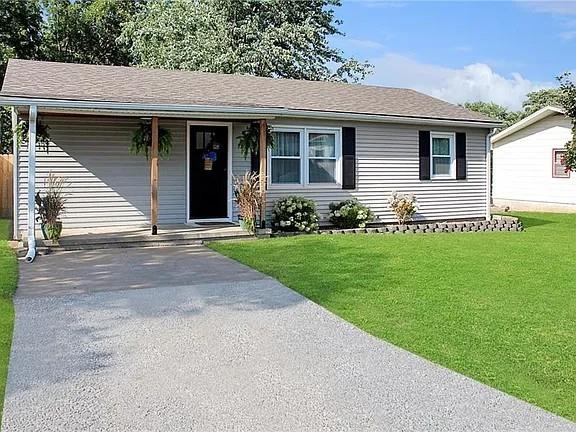 726 Broadway St, Higginsville, MO 64037