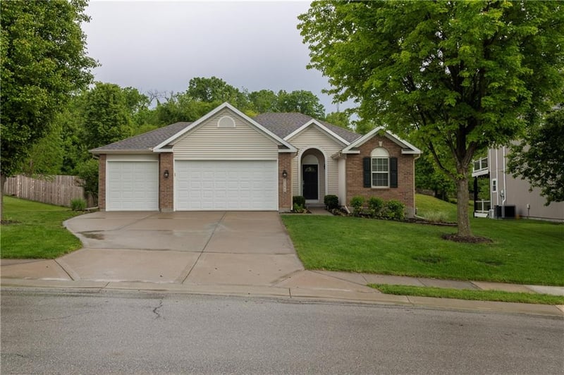 5005 NW Flintridge Dr, Riverside, MO 64150