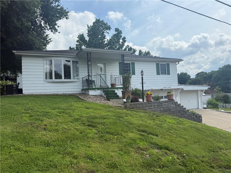 2520 Westminister Ln, St Joseph, MO 64503