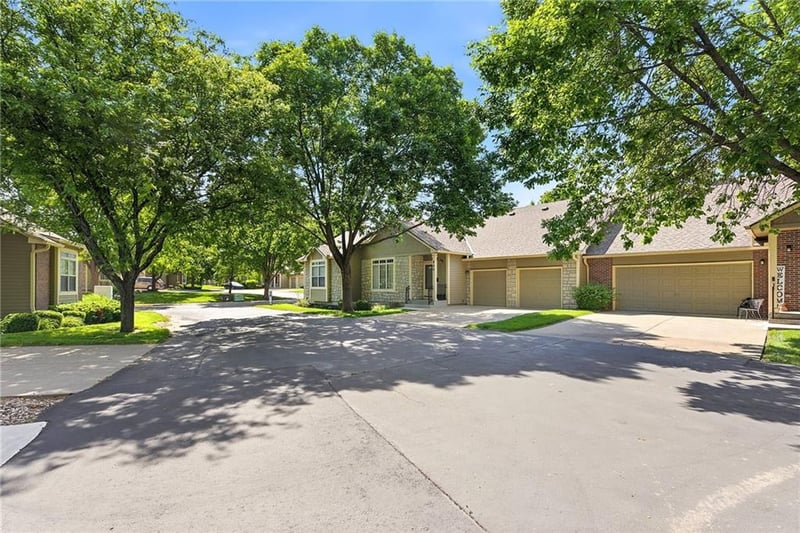 15732 Sunset Dr #800, Olathe, KS 66062