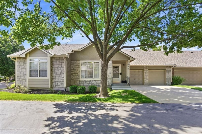 15732 Sunset Dr #800, Olathe, KS 66062