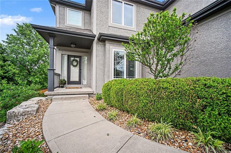 808 Creekmoor Pond Ln, Raymore, MO 64083