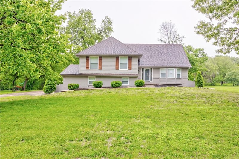 16402 Riggs Rd, Stilwell, KS 66085