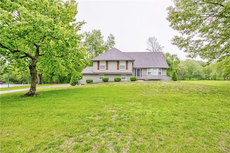 16402 Riggs Rd, Stilwell, KS 66085