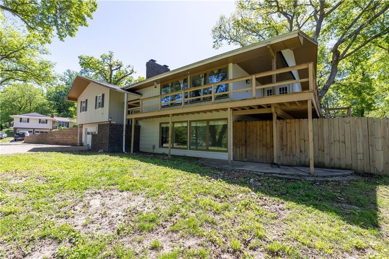 3710 Lakeside Dr, St Joseph, MO 64503