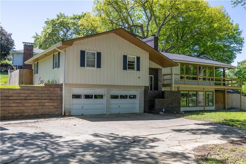 3710 Lakeside Dr, St Joseph, MO 64503