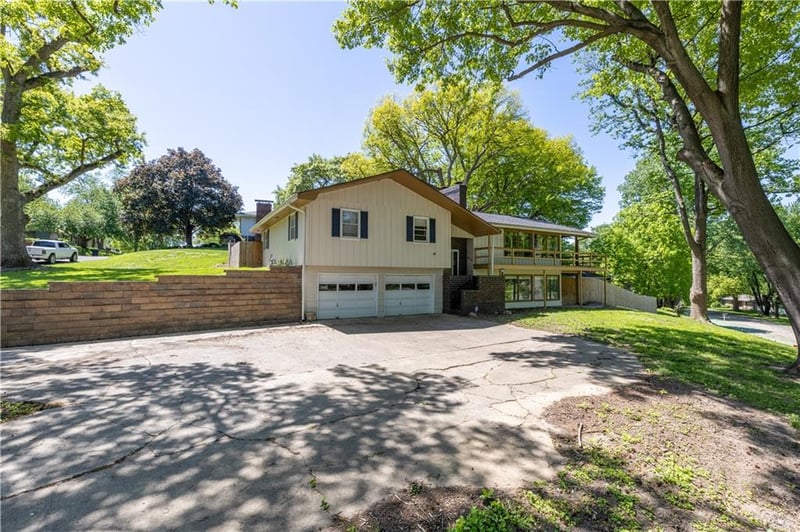 3710 Lakeside Dr, St Joseph, MO 64503