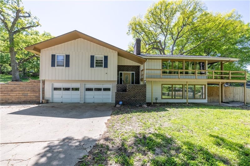 3710 Lakeside Dr, St Joseph, MO 64503