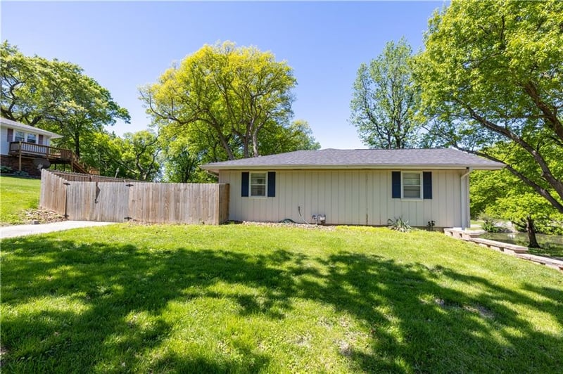 3710 Lakeside Dr, St Joseph, MO 64503