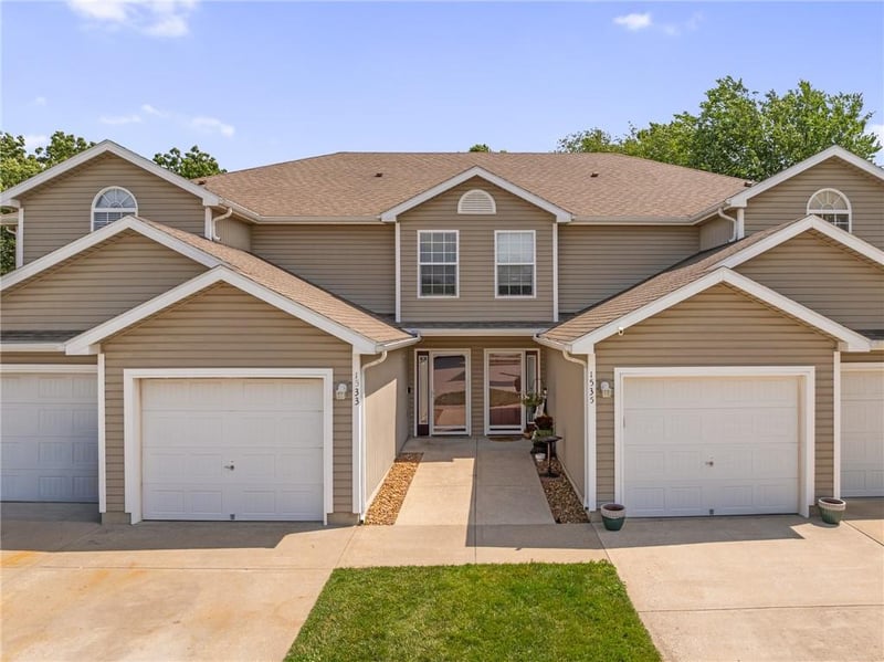 1533 Shelby Ct, Lee's Summit, MO 64081