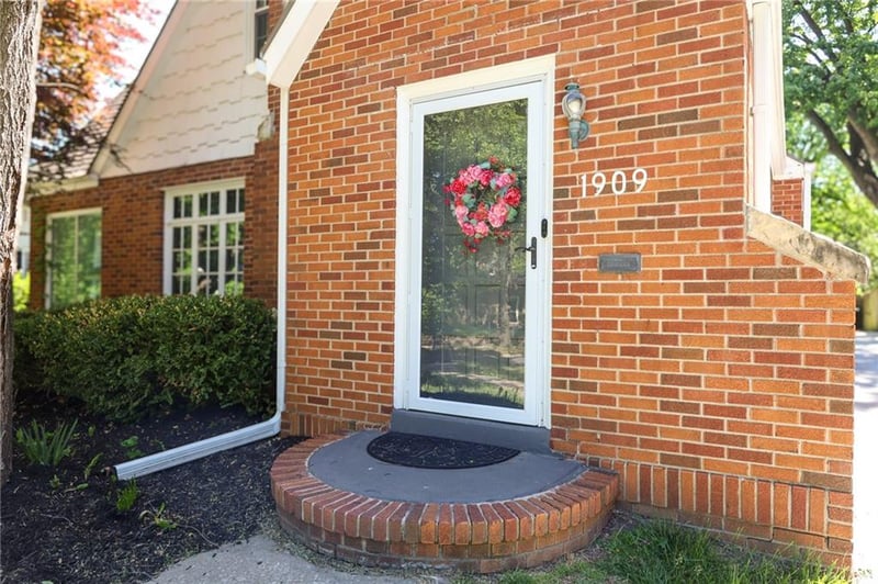 1909 Lovers Ln, St Joseph, MO 64505