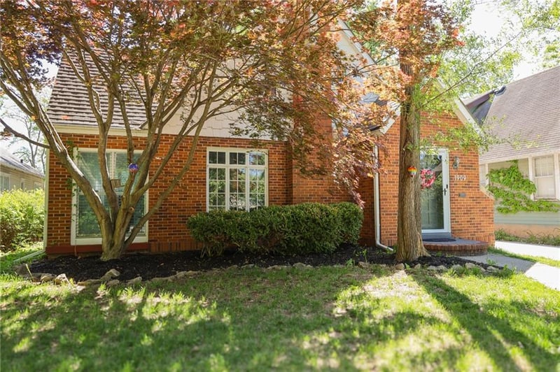 1909 Lovers Ln, St Joseph, MO 64505