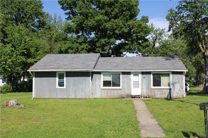 515 5th St, Hardin, MO 64035