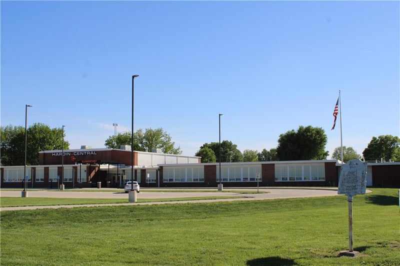 515 5th St, Hardin, MO 64035
