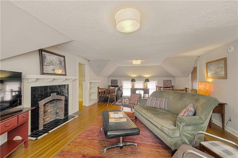 4215 Oak St, Kansas City, MO 64111