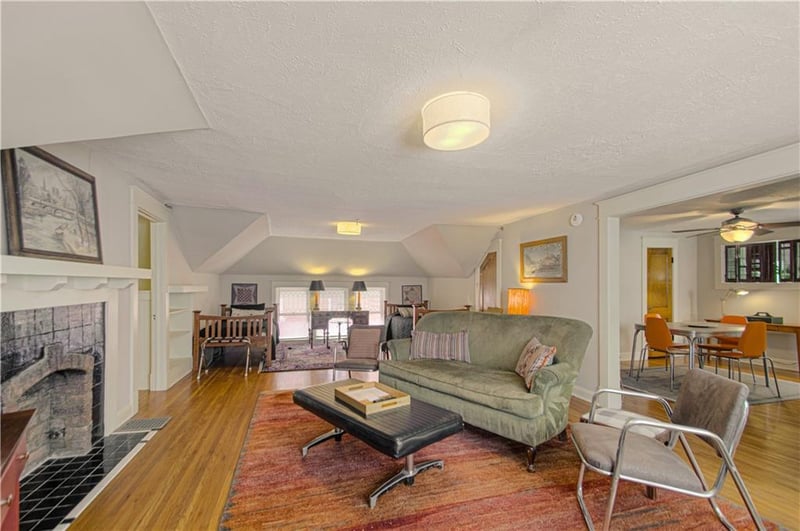 4215 Oak St, Kansas City, MO 64111