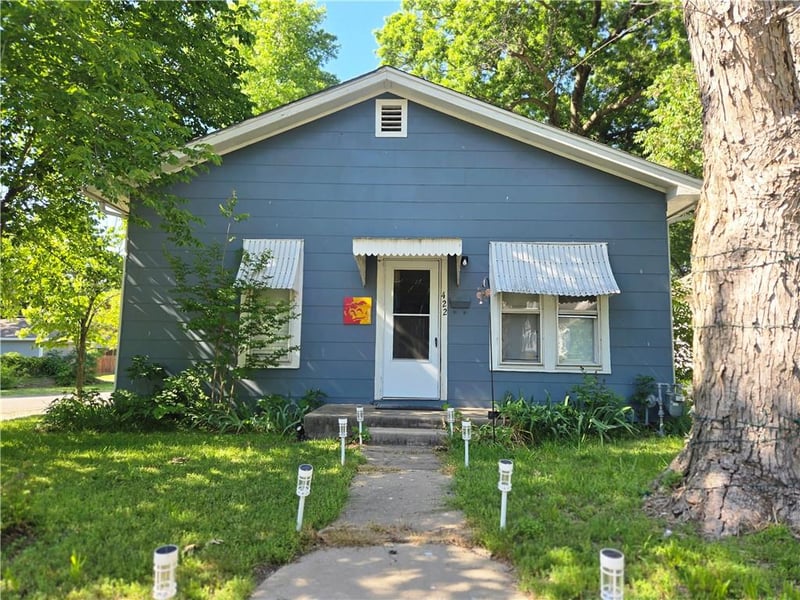 422 9th St, Pittsburg, KS 66762