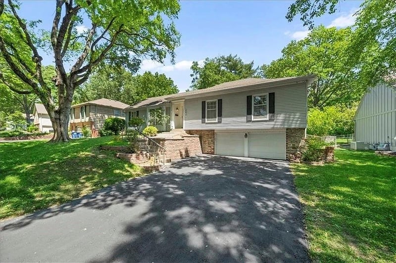 9947 Ballentine St, Overland Park, KS 66214