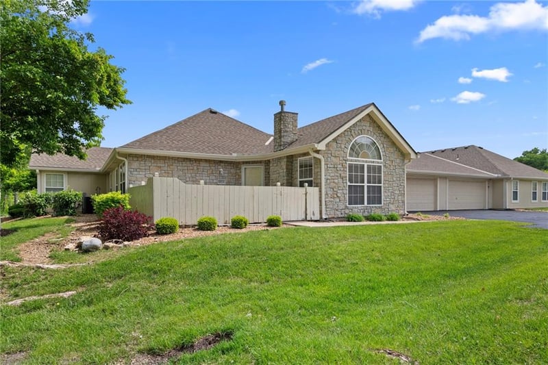 6024 Kensington Ct, Lee's Summit, MO 64064