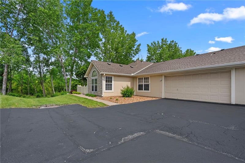 6024 Kensington Ct, Lee's Summit, MO 64064