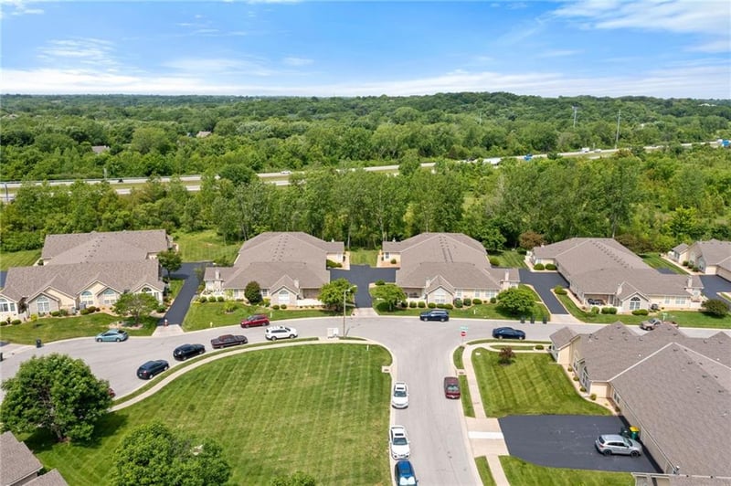 6024 Kensington Ct, Lee's Summit, MO 64064