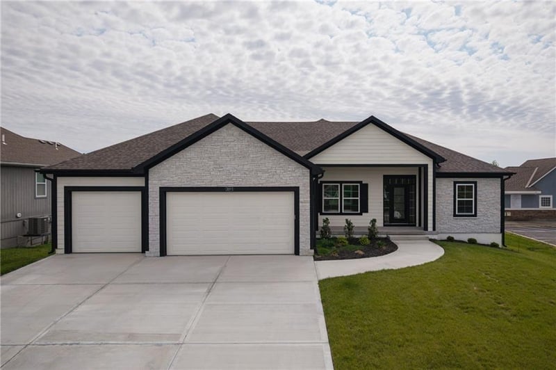 2211 Prairie Creek Dr, Kearney, MO 64060