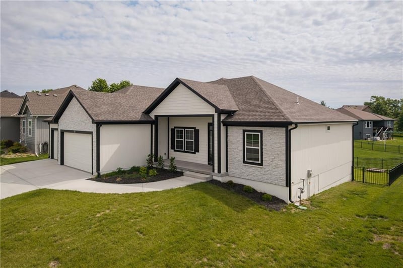 2211 Prairie Creek Dr, Kearney, MO 64060