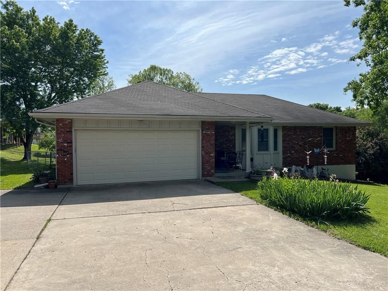 5909 Broadway St, Gladstone, MO 64118