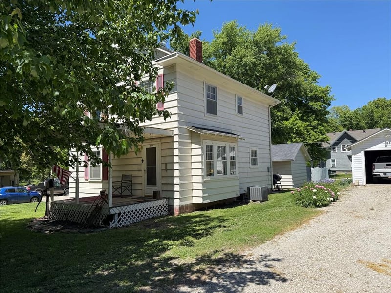214 Miami St, Hiawatha, KS 66434