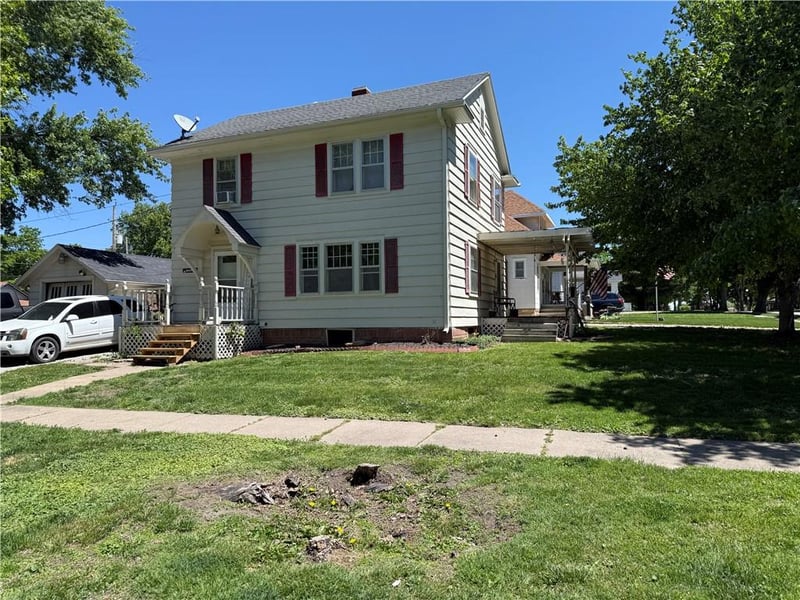 214 Miami St, Hiawatha, KS 66434