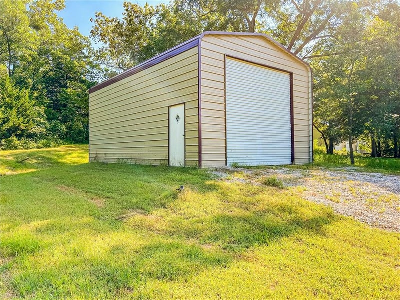 262 Sugar Lake Dr, Mound City, KS 66056