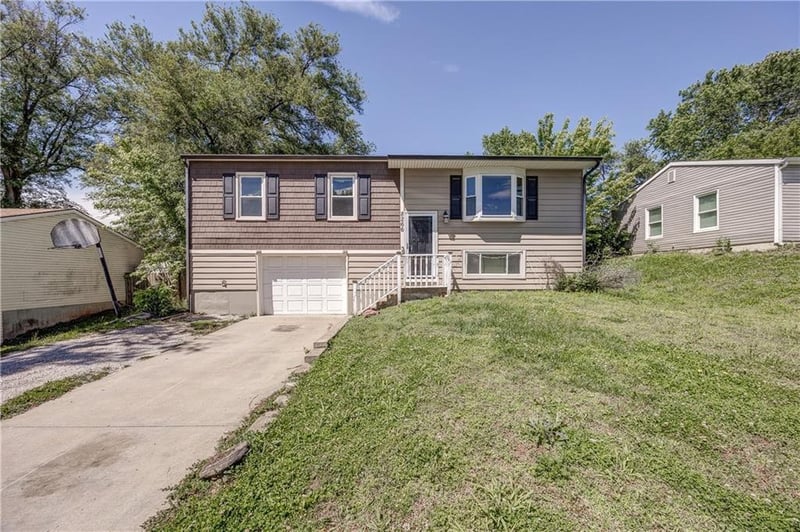 8266 Tauromee Ave, Kansas City, KS 66112